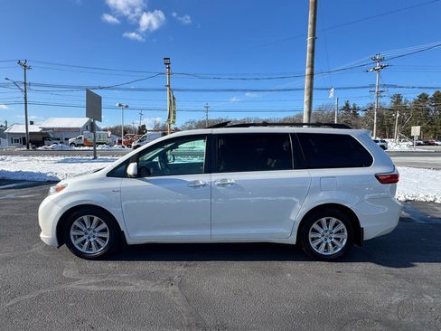 Used 2017 Toyota Sienna XLE image 8
