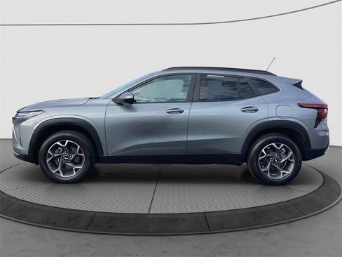 Used 2024 Chevrolet Trax LT w/ LT Convenience Package image 4