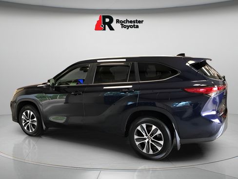 Used 2023 Toyota Highlander XLE AWD/4WD image 4