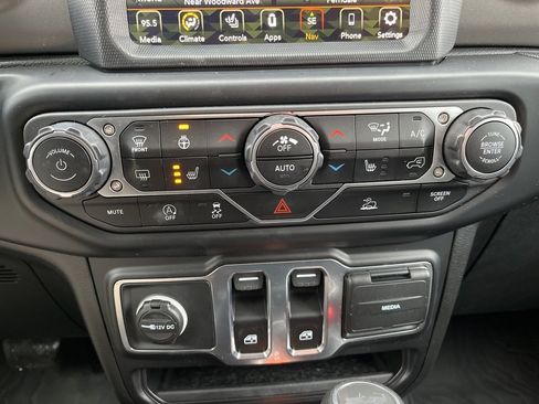 Used 2023 Jeep Wrangler Sport S image 19