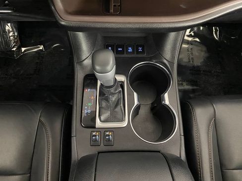 Used 2019 Toyota Highlander XLE AWD/4WD image 19