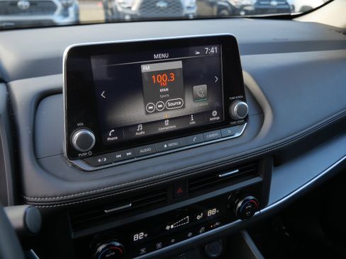 Used 2025 Nissan Rogue SV image 22