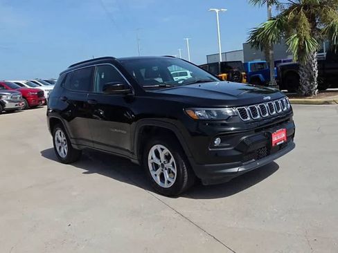 Used 2025 Jeep Compass Latitude w/ Sun & Sound Group AWD/4WD image 2