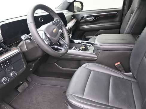 Used 2025 Chevrolet Suburban LS RWD image 12