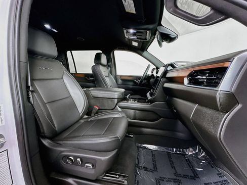 Used 2025 GMC Yukon XL Denali AWD/4WD image 31