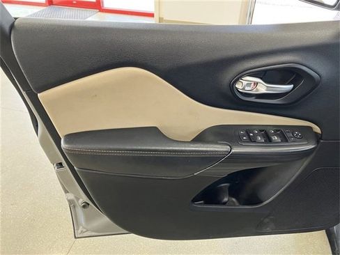 Used 2015 Jeep Cherokee Limited image 9