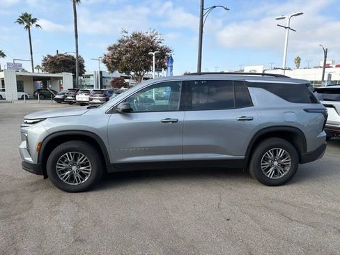 Used 2026 Chevrolet Traverse LT FWD image 4