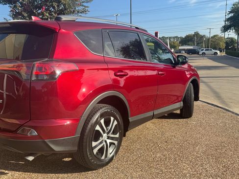 Used 2018 Toyota RAV4 LE FWD image 5