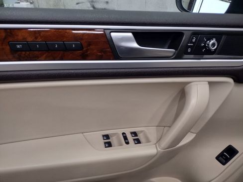 Used 2012 Volkswagen Touareg TDI image 19