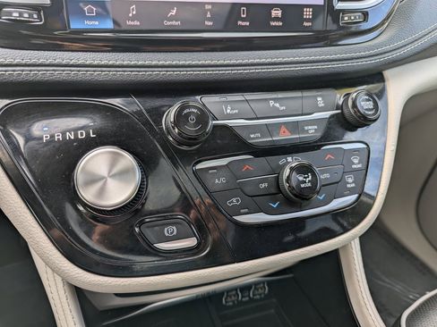 Used 2023 Chrysler Pacifica Limited image 26