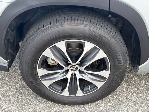Used 2023 Toyota Highlander XLE FWD image 17