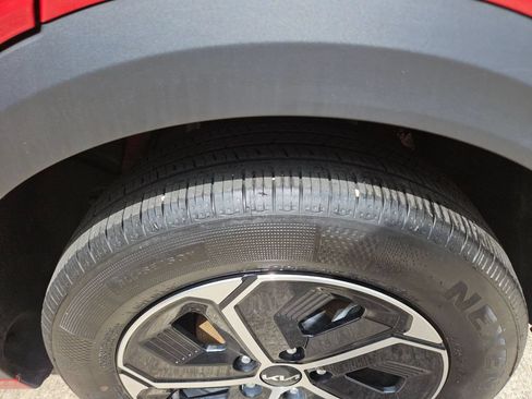 Used 2025 Kia Niro LX FWD image 26
