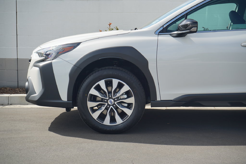 Used 2025 Subaru Outback Limited AWD/4WD image 2