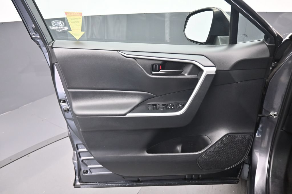 Used 2021 Toyota RAV4 LE FWD image 9