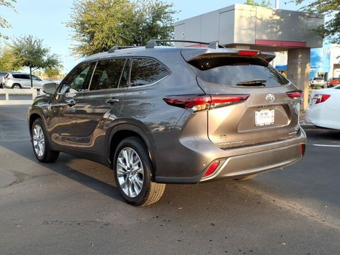 Certified 2024 Toyota Highlander Limited FWD image 5