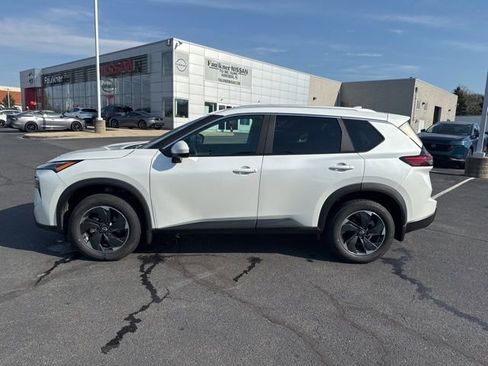 Used 2024 Nissan Rogue SV w/ SV Premium Package image 4