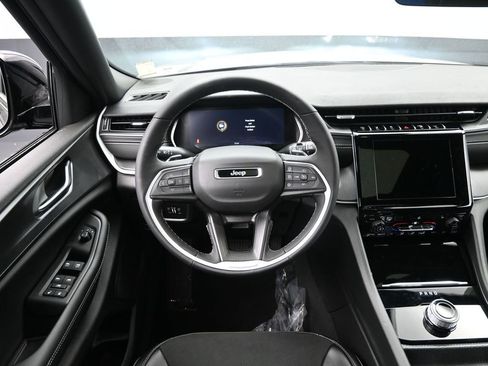 New 2025 Jeep Grand Cherokee Altitude image 18