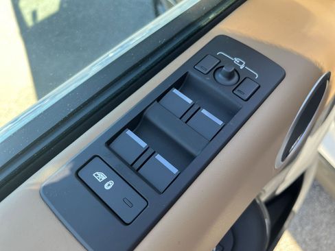 New 2025 Land Rover Discovery Metropolitan Edition image 10