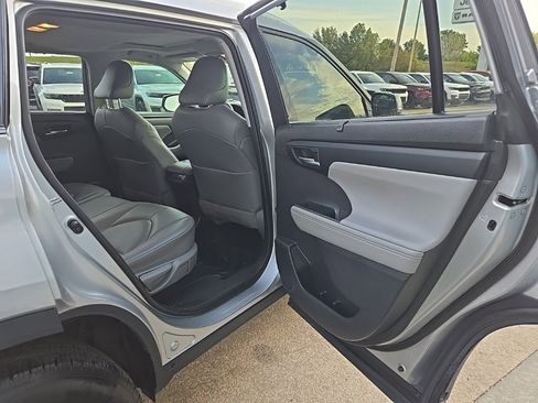 Used 2021 Toyota Highlander XLE image 84