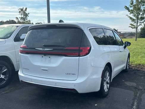 Used 2026 Chrysler Pacifica Limited FWD image 6