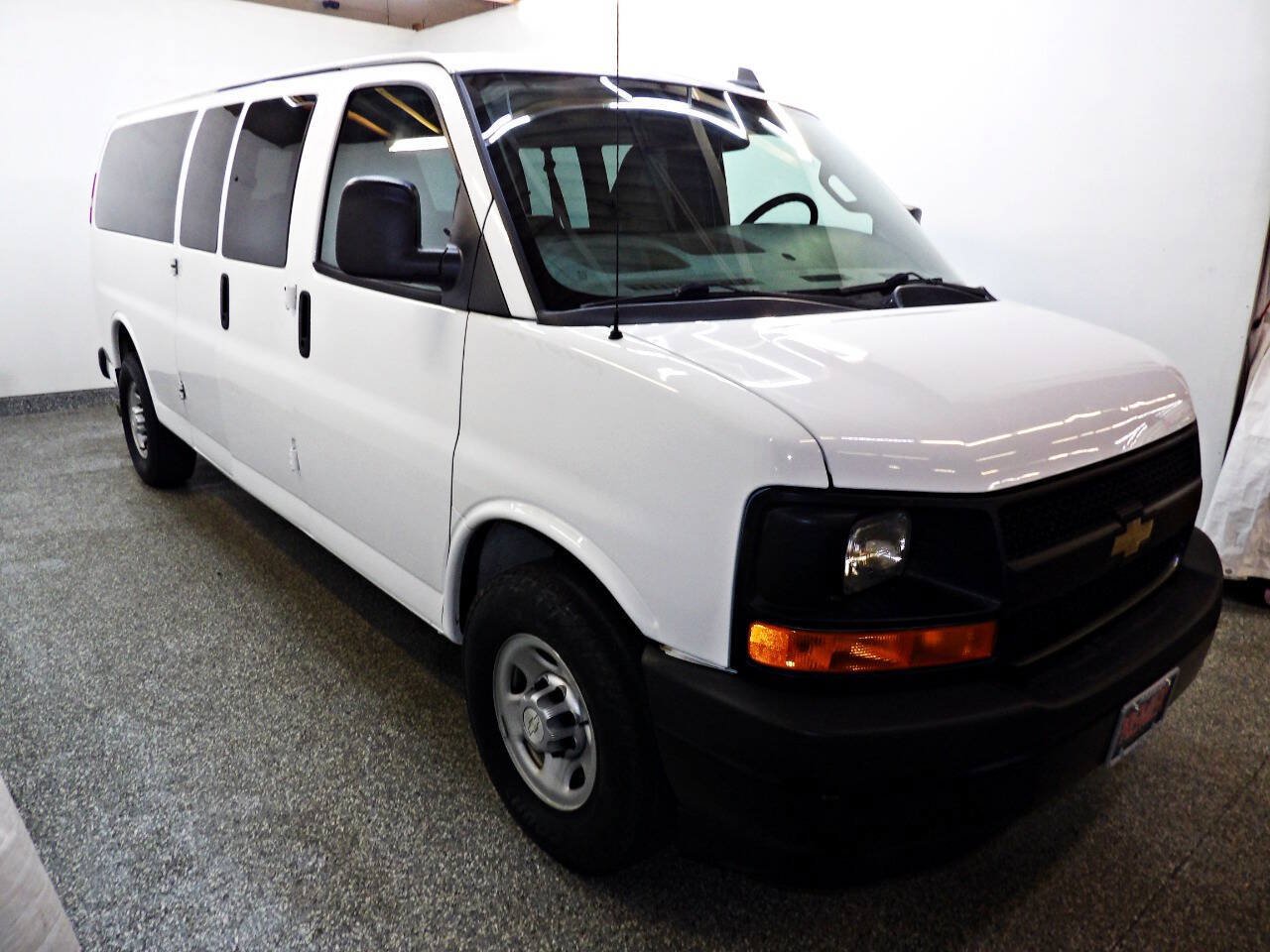 Used 2017 Chevrolet Express 3500 LS RWD image 3