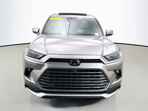 Used 2025 Toyota Grand Highlander image 2