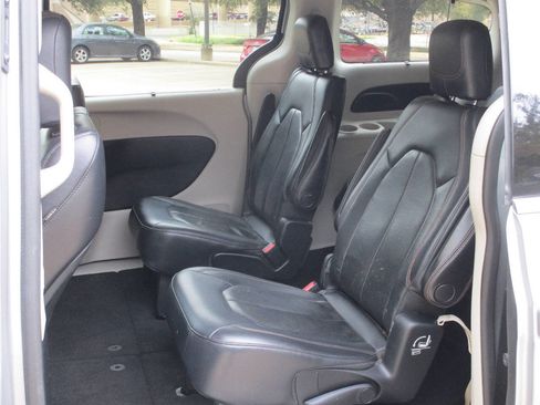 Used 2018 Chrysler Pacifica Touring-L image 12