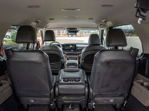 Used 2025 Kia Carnival image 22