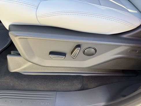 New 2025 Ford Expedition Max Platinum w/ Driver's Package image 30