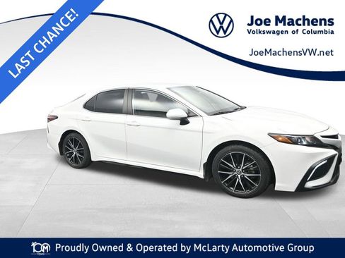 Used 2022 Toyota Camry SE image 1