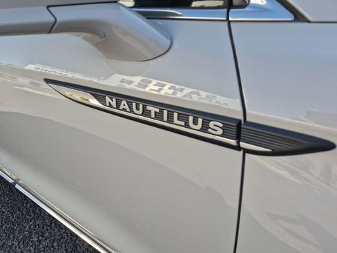 Used 2023 Lincoln Nautilus FWD w/ Premium Package image 22