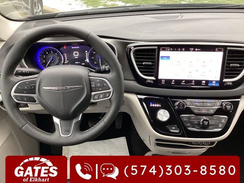 Used 2024 Chrysler Pacifica Touring-L image 18