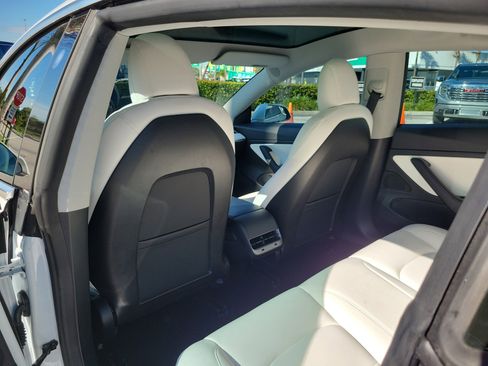 Used 2020 Tesla Model 3 Standard Range image 16