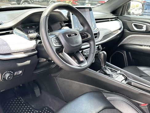 Used 2025 Jeep Compass Latitude w/ Sun & Sound Group AWD/4WD image 18