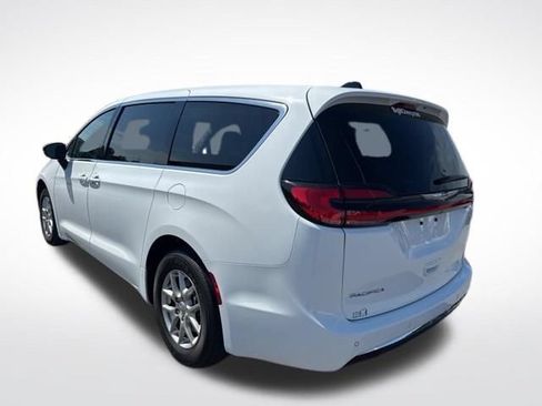 Used 2024 Chrysler Pacifica Touring-L FWD image 3