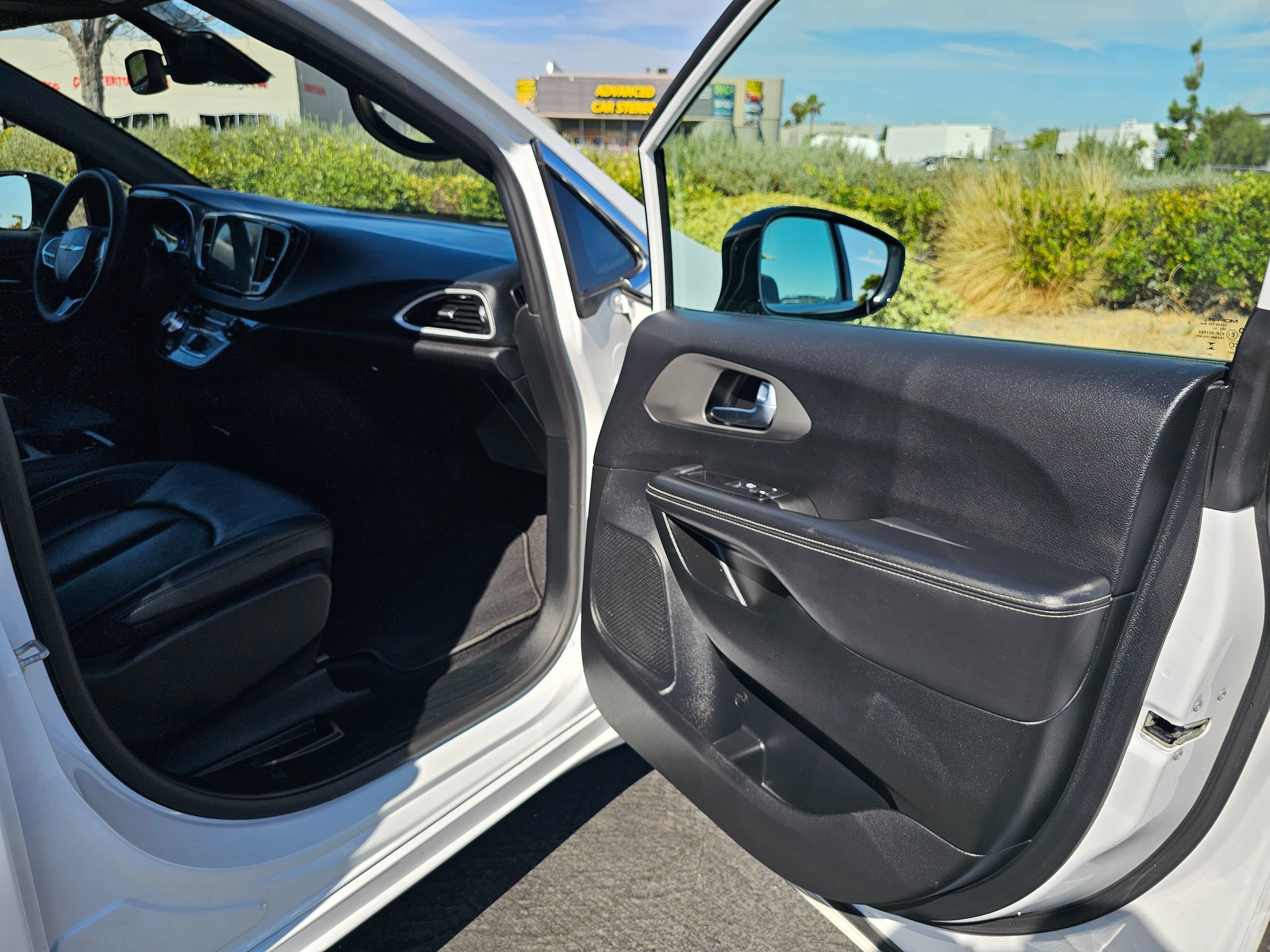 Used 2025 Chrysler Pacifica Select FWD image 35