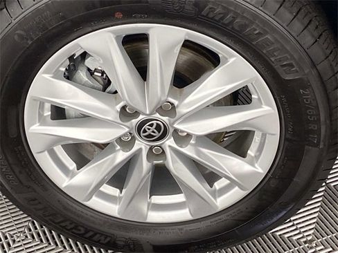 Used 2025 Toyota Corolla Cross LE image 27