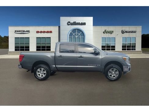 Used 2018 Nissan Titan SV RWD image 2