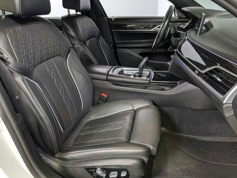 Used 2022 BMW 750i xDrive w/ Executive Package image 25