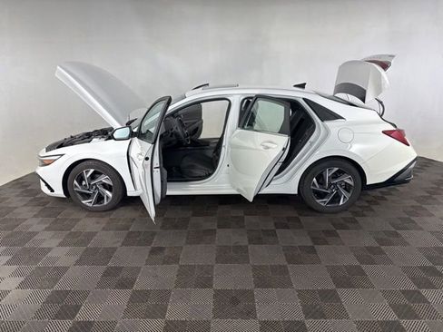 Used 2025 Hyundai Elantra SEL FWD image 11