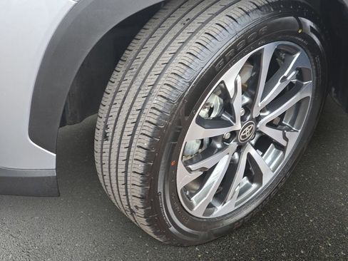 Used 2025 Toyota Corolla Cross XLE AWD/4WD image 33