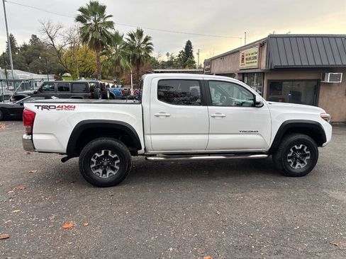 Used 2017 Toyota Tacoma TRD Off-Road image 7