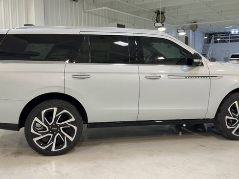 New 2026 Lincoln Navigator Reserve image 2