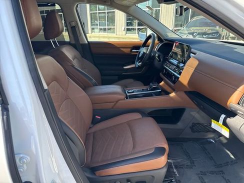 Used 2025 Nissan Pathfinder Platinum w/ Black Appearance Package AWD/4WD image 11