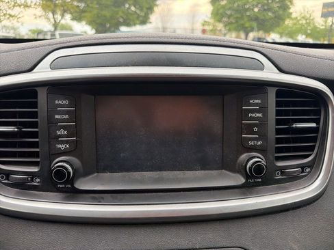 Used 2019 Kia Sorento LX AWD/4WD image 12