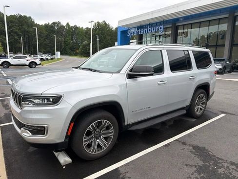 Used 2025 Jeep Wagoneer 4WD image 2