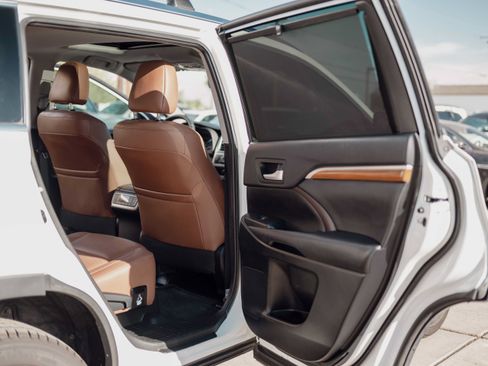 Used 2019 Toyota Highlander Limited w/ Carpet Mat Package (TMS) FWD image 15