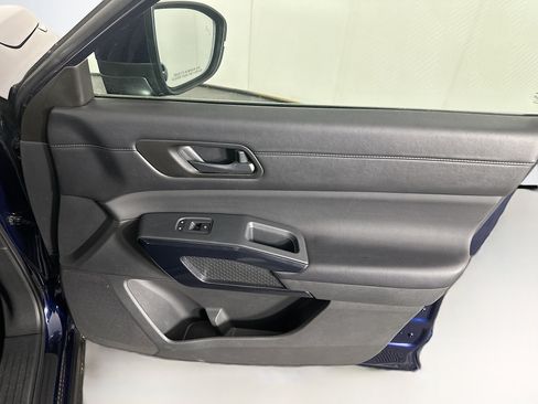 Used 2025 Nissan Pathfinder SV AWD/4WD image 33