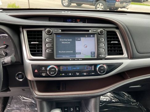 Used 2017 Toyota Highlander XLE AWD/4WD image 21
