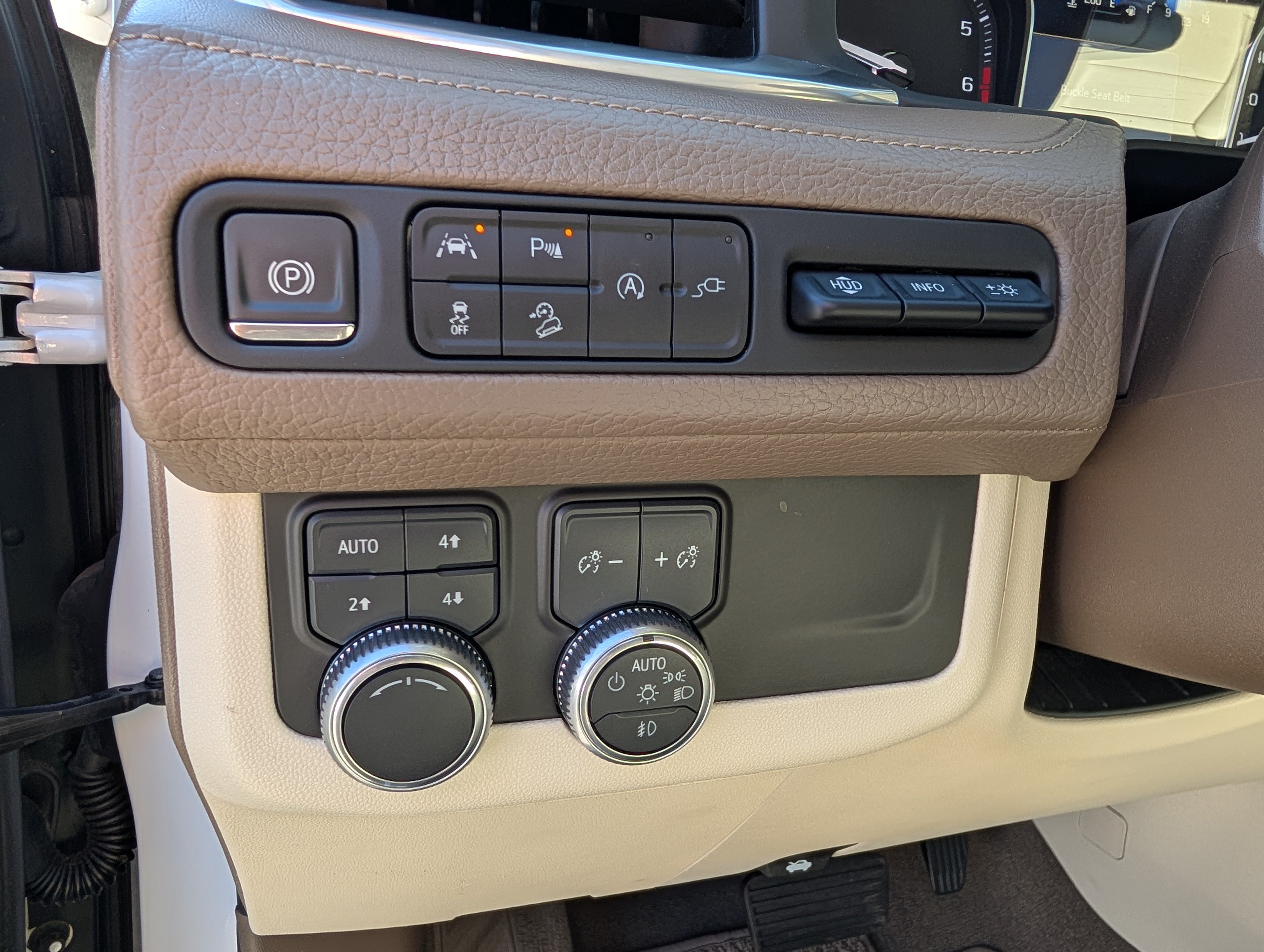 Used 2021 GMC Yukon XL Denali w/ Denali Premium Package AWD/4WD image 25
